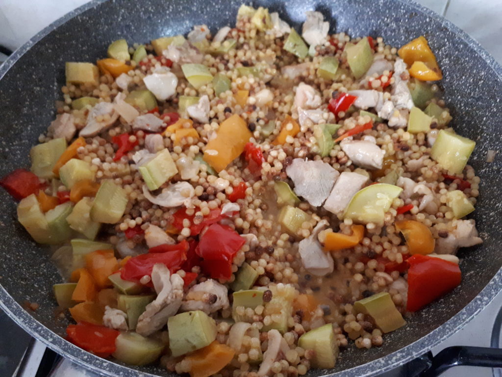 Fregola con peperoni, pollo e zucchine | Gli Angoli di Daniela