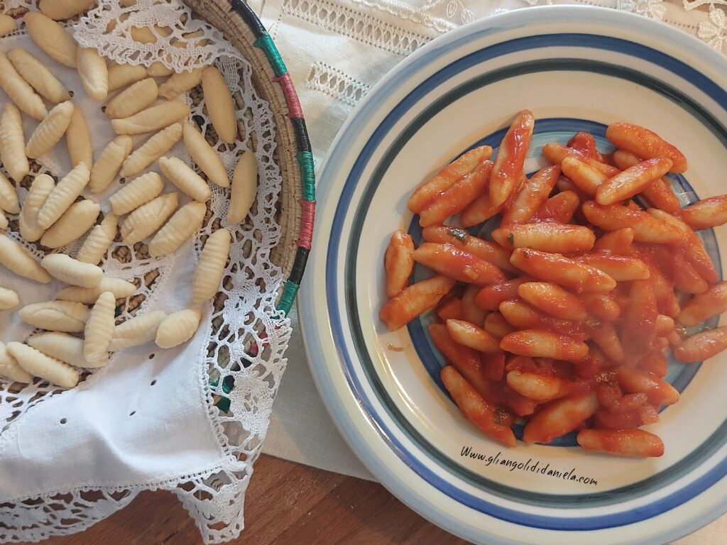 Malloreddus in fase di preparazione, realizzati a mano con soli tre ingredienti, proprio come vuole la tradizione.